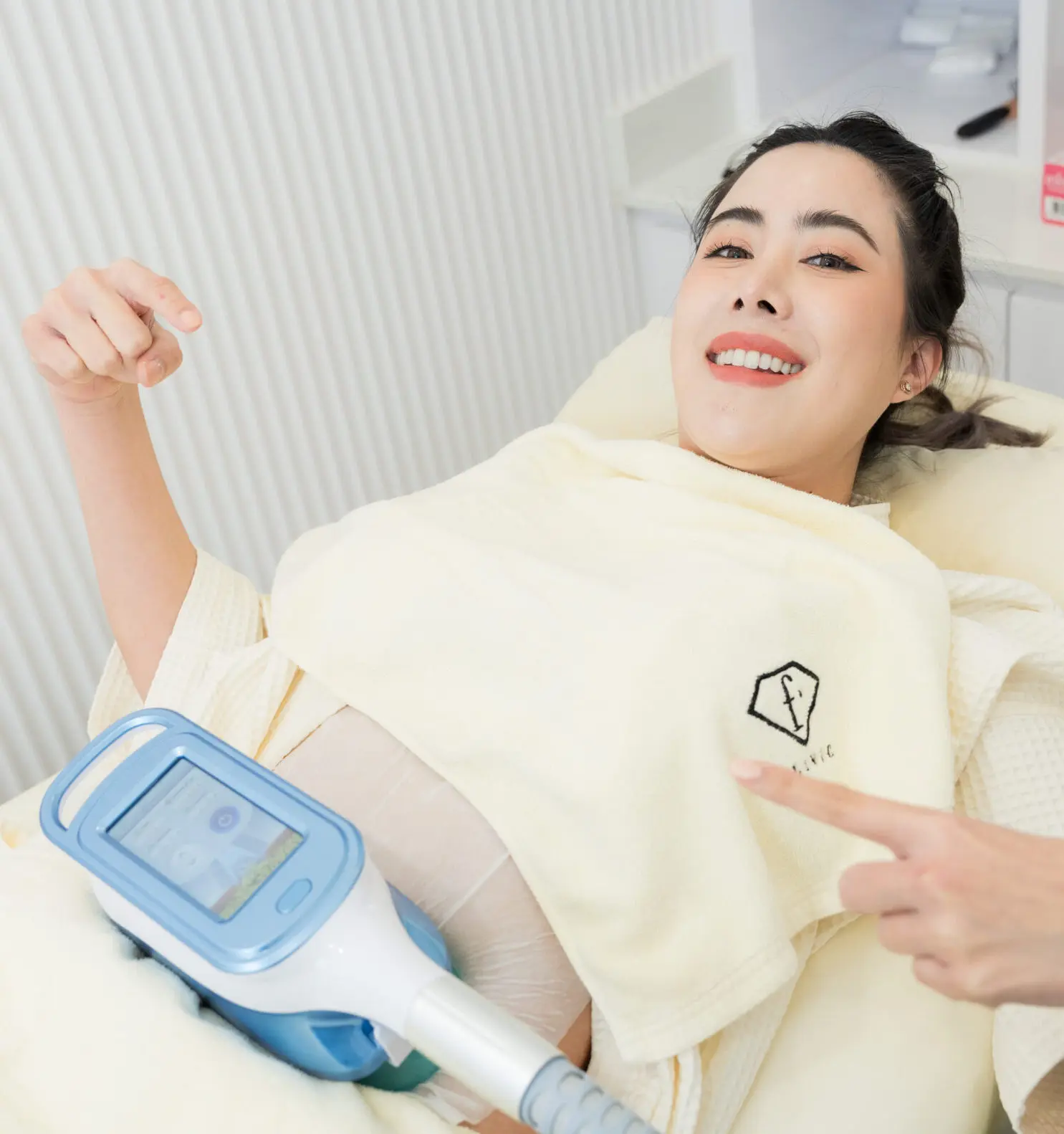 Cryolipolysis applicator for a selected area of localised fat
